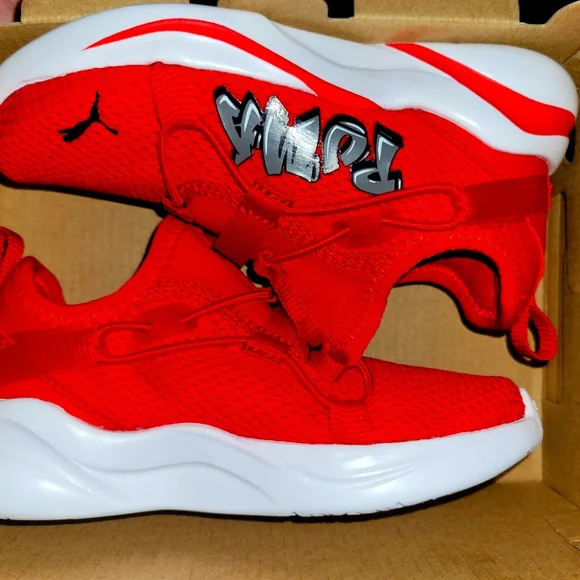 Boys 11c Red Puma - Picture 1 of 2